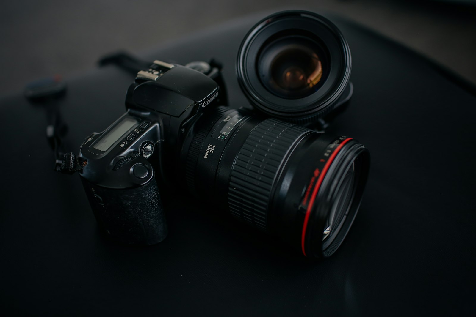 Siyah bir fotoğraf makinesi ve objektif