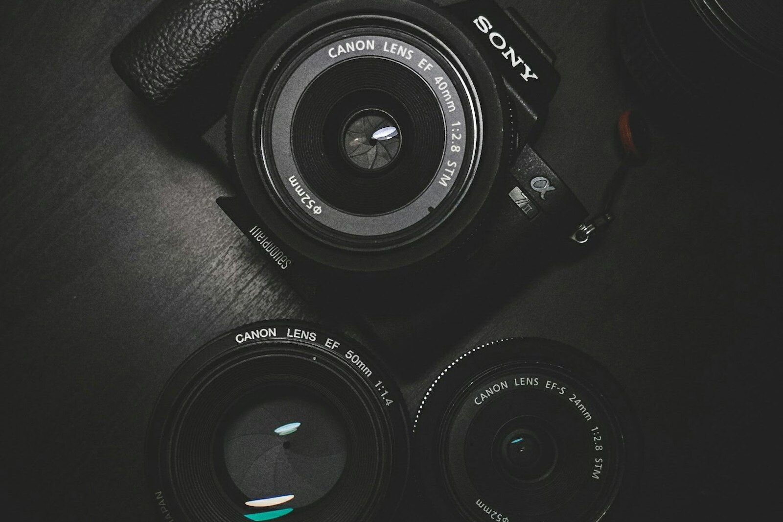 Objektifleriyle birlikte duran bir fotoğraf makinesi